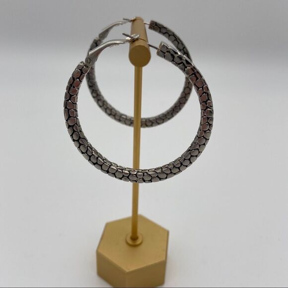 Snakeskin silver hoop earrings - Picture 2 of 5